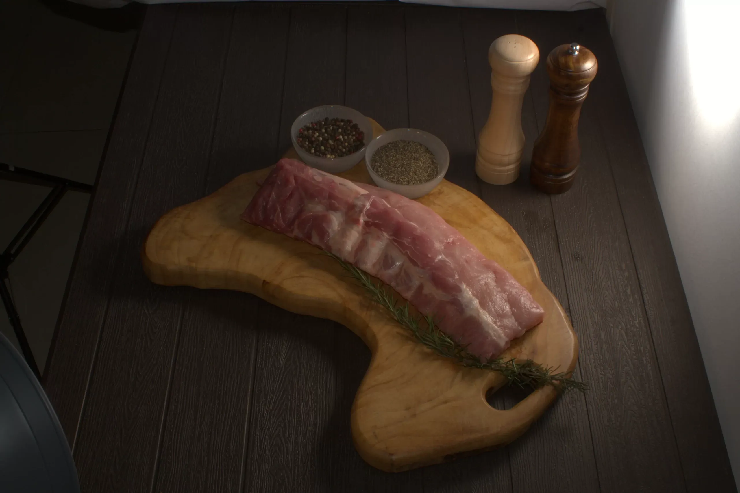 Cortes de carne premium sobre tabla de madera en Market d'Lago