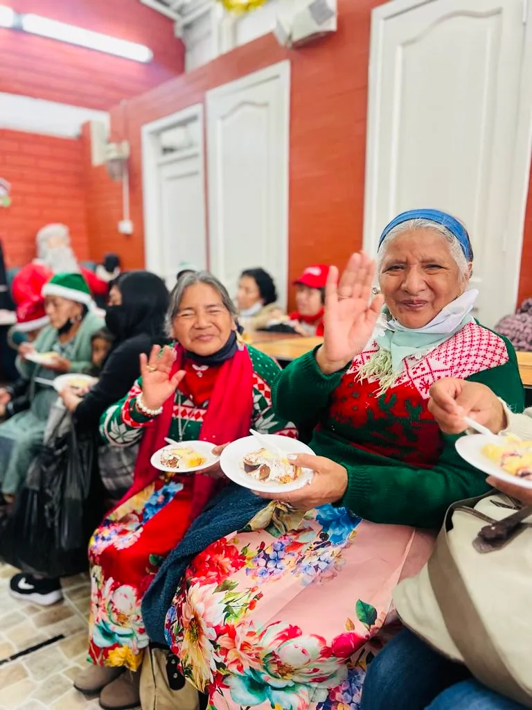 Adultas mayores celebrando en una jornada navideña apoyada por Market d'Lago