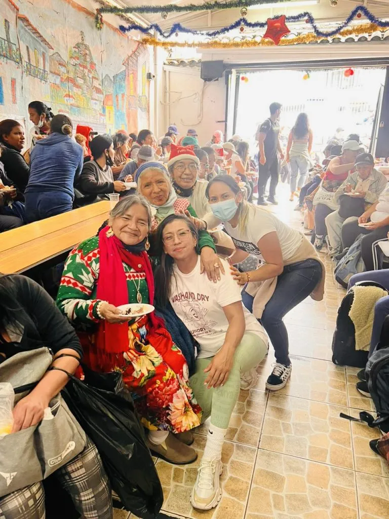 Voluntarias compartiendo con adultos mayores en un comedor comunitario
