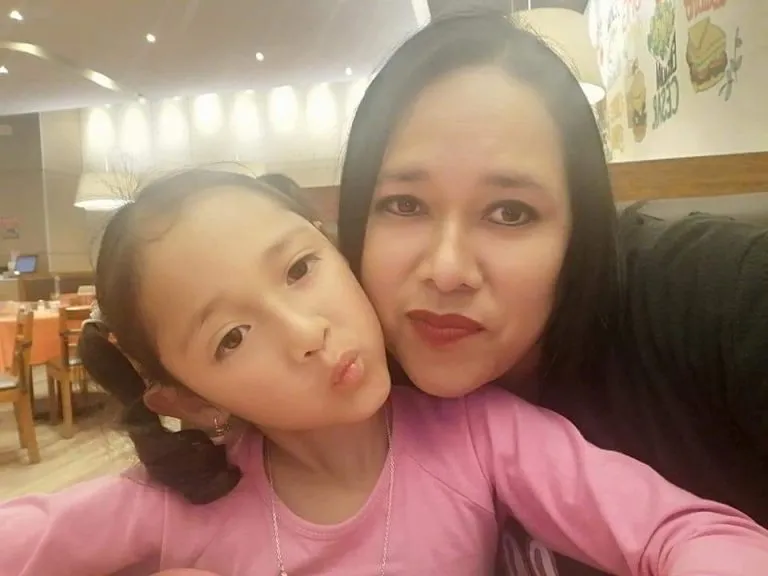Madre con su hija, parte del programa de apoyo a madres cabeza de hogar