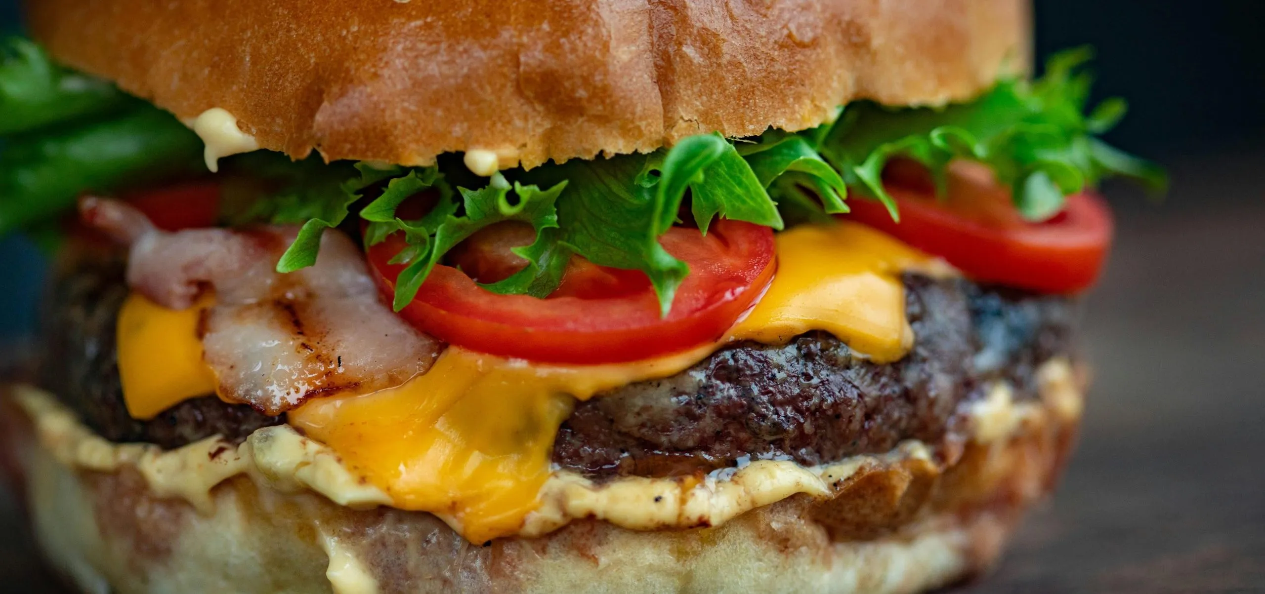 Hamburguesa de carne de res con salsa tártara al estilo de Market d'Lago
